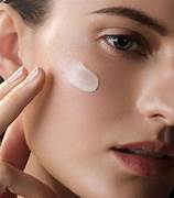 LA MER Rejuvenating Night Cream texture and packaging - luxury anti-aging skincare
