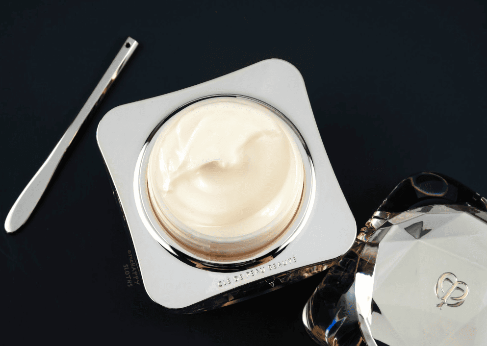 Gold lid and cream texture of Clé de Peau La Crème